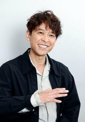 　笑顔で抱負を語る坂本昌行
