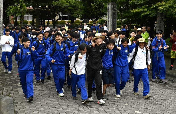 笑顔でスタートする大田原高の生徒たち