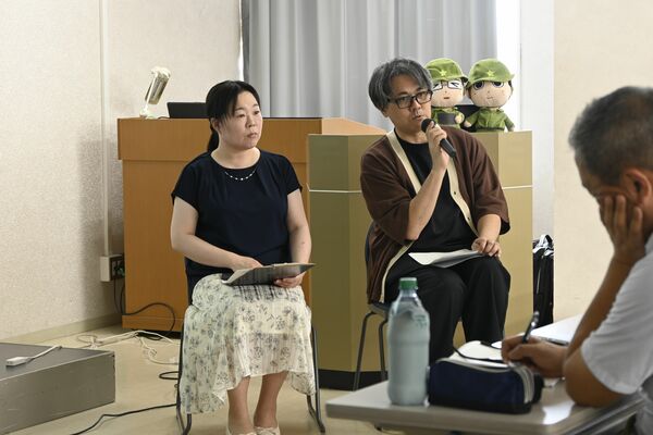 表現活動を通じた戦争の記憶の継承について意見を交わす武田さん（右）と小栁さん＝22日午後、宇都宮市上戸祭４丁目