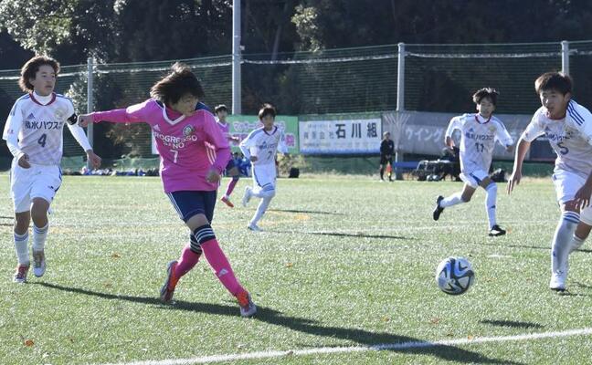 前半１５分、プログレッソ佐野ＦＣのＭＦ清水（手前左）が先制ゴールを奪う＝ウイングス大谷フィールド