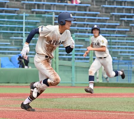 ８回、文星付の山田（手前）がスクイズを決め、三走・小林が生還＝清原