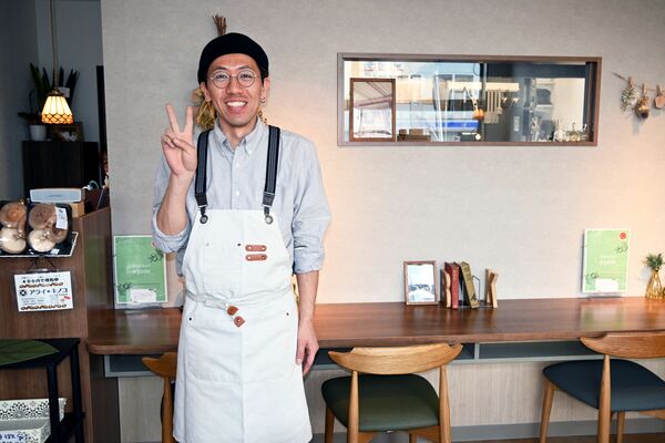 店内に立つ店主の小林さん
