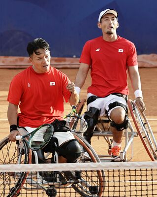 男子ダブルス２回戦　ポイントを奪う荒井大輔（右）、真田卓組＝パリ（共同）