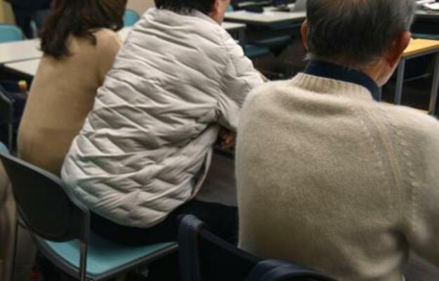 提訴後に記者会見する原告男性(中央)と両親=19日午前、神戸市中央区