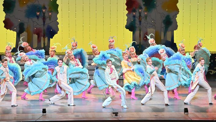 観衆を魅了した宝塚歌劇雪組全国ツアー宇都宮公演＝５日午後、宇都宮市文化会館