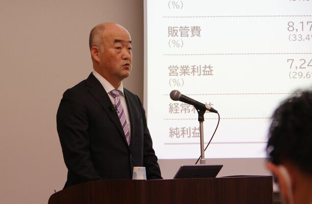 決算説明会で今後の方針などを説明する斉藤社長＝８日午前、東京都内