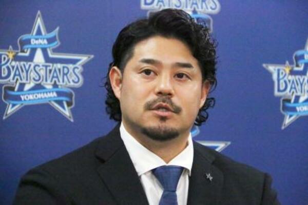 契約を更改し、記者会見するDeNA・宮崎=17日、横浜市