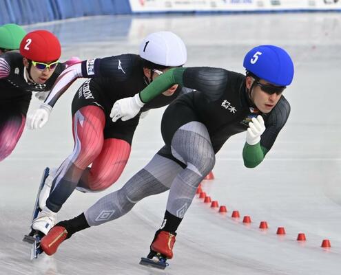 ２７日のスピード成年男子１０００メートル予選で国スポ最後のレースに挑む渡辺（右）＝群馬県総合スポーツセンター伊香保リンク