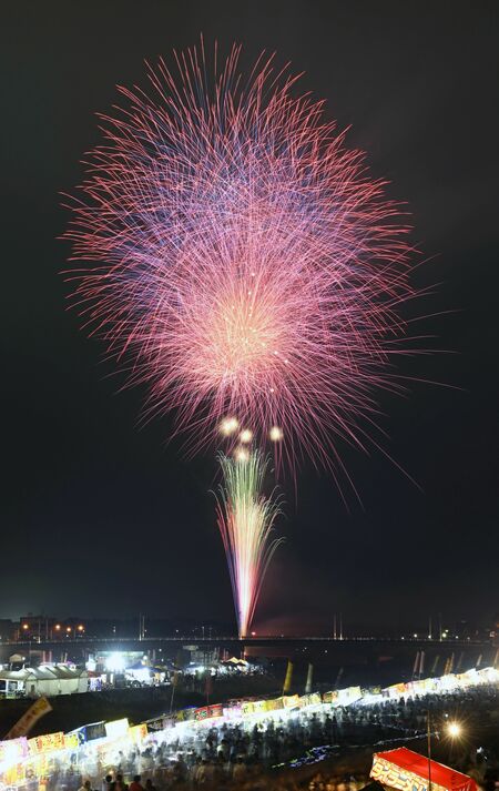 夜空を美しく彩る花火＝23日午後７時55分、鹿沼市朝日町、森田大地撮影（60秒間露光）