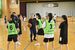 馬頭中女子バスケットボール部で指導に当たる関谷さん（中央）
