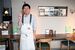 店内に立つ店主の小林さん