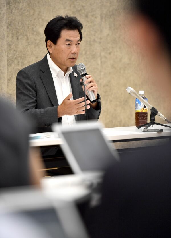 記者を前に6選出馬を表明する佐藤氏=27日午後4時5分、宇都宮市宮みらい