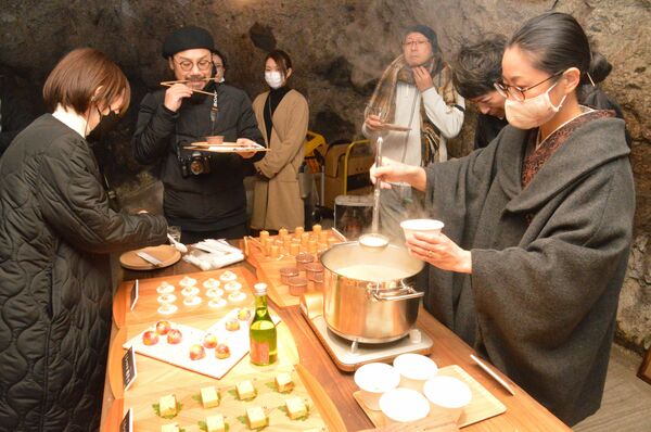 「しもつかれ酒」お披露目で酒と料理の相性を確かめるしもつかれブランド会議のメンバーら＝２０２３年１月、どうくつ酒蔵