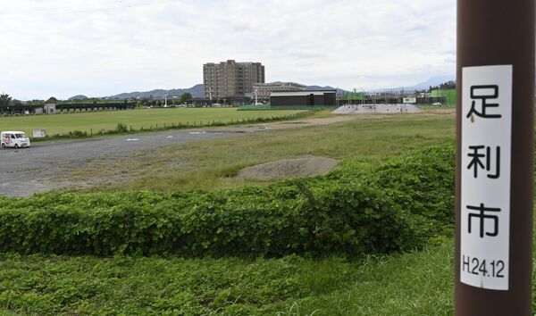 足利市役所新庁舎と市民会館の建設地となる旧競馬場跡地＝19日午後、同市五十部町