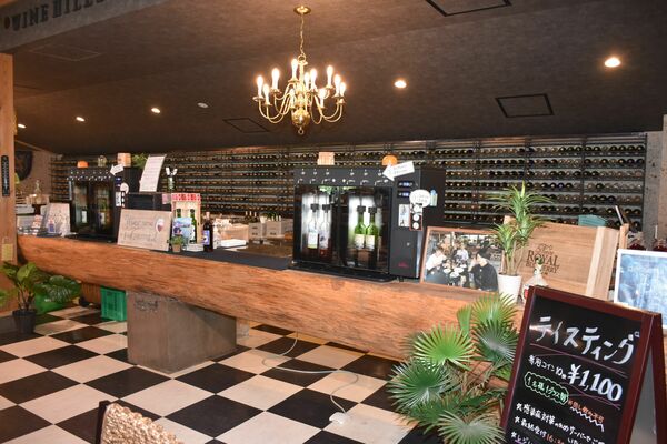 16種がテイスティングできる那須661ワインヒルズの試飲コーナー＝那須町