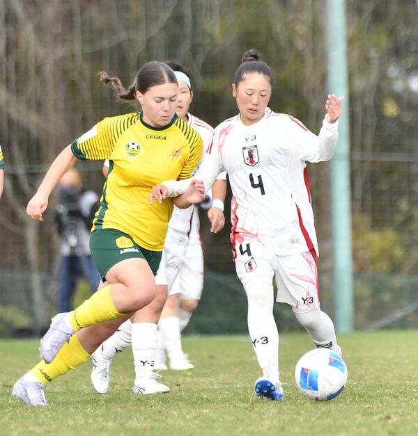 前半23分、ボールを奪取するＤＦ増田（右）＝Ｊヴィレッジスタジアム