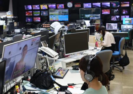 中海テレビ放送の報道スタッフ。インタビューもカメラ操作も１人で行うビデオジャーナリストだ＝２０２５年７月、鳥取県米子市