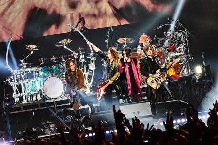 　真矢さん死去後初のライブを行った「ＬＵＮＡ　ＳＥＡ」の（左から）ＩＮＯＲＡＮ、Ｊ、ＲＹＵＩＣＨＩ、ＳＵＧＩＺＯ＝１２日、東京・有明アリーナ