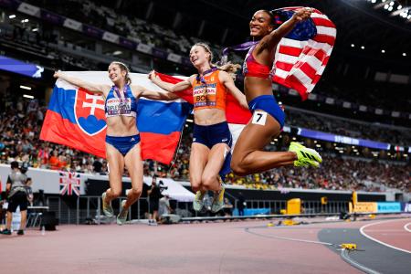 女子400メートル障害で優勝し、喜ぶフェムケ・ボル(中央)ら=国立競技場