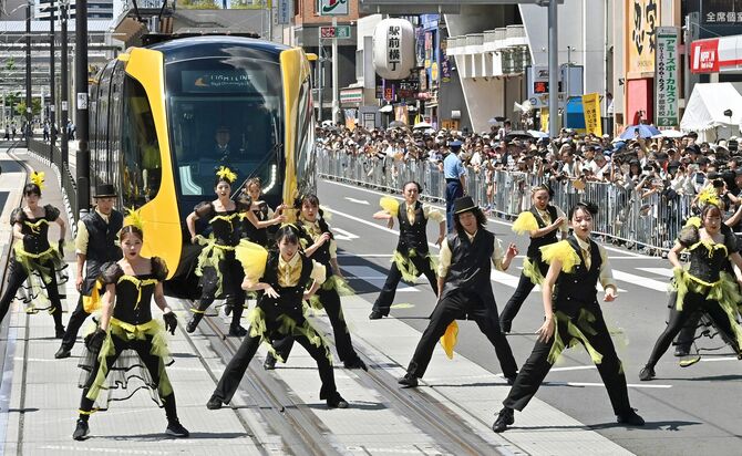特別列車とのパレードで披露されたダンスパフォーマンス=26日午前11時50分、宇都宮市東宿郷1丁目