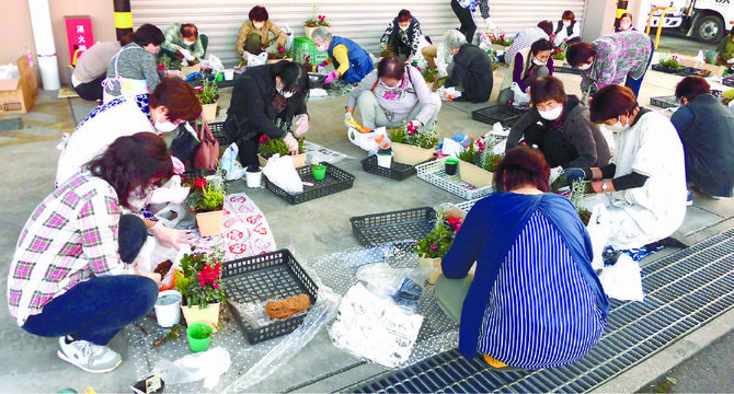 女性大学講座(寄せ植え教室)の様子