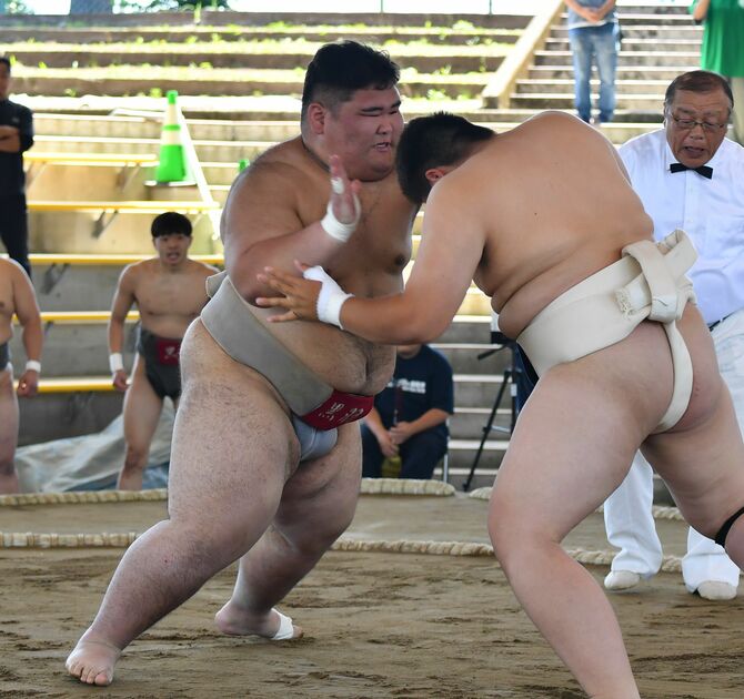 団体リーグ戦　黒羽－矢板　黒羽の二陣・木村（左）が突き出しで勝利を収める＝県総合運動公園相撲場、伊藤慧撮影