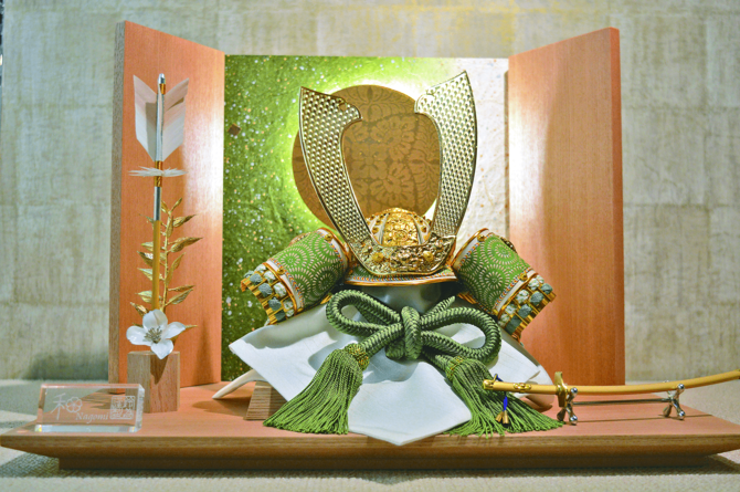 和室や洋室どちらにも馴染みやすい若草色の兜飾り