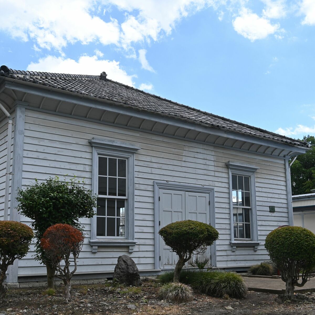 宇都宮白楊高校旧講堂（宇都宮） 国登録・明治時代 青空に映える白い