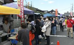 過去最多の人出に　足利軽トラ市　人気店行列、売り切れ続出「ぜひ地元の実…
