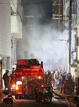 住宅火災、２人意識不明