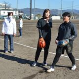 世界と戦う投球術学ぶ　那須烏山でソフトボール教室　市出身の日本代表中山さん講師に