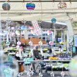 鹿沼市花木センターの正面ゲート前に136個の風鈴　９日まで恒例の園芸フェア