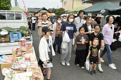 最多59台出店、来場客笑顔