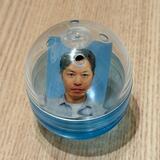 カプセルからおじさんの顔