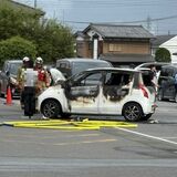 栃木市の商業施設駐車場で車両火災