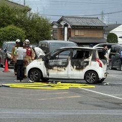 栃木市の商業施設駐車場で車両火災