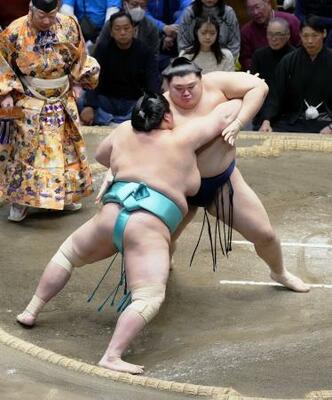 大の里(奥)が琴桜を攻める。寄り切りで下す=両国国技館