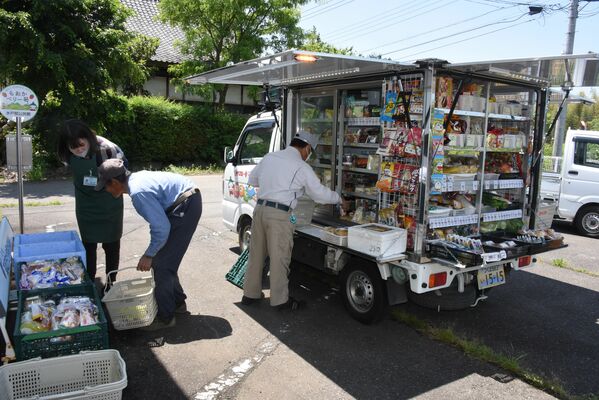 真岡市内で展開されている移動スーパー。高齢者の生活を支える。