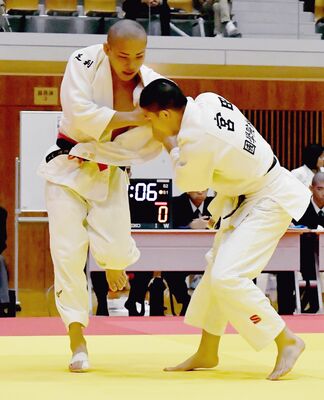 男子団体決勝　白鴎足利の中堅・国分（左）が小外刈りを仕掛ける＝ユウケイ武道館、内藤大地撮影