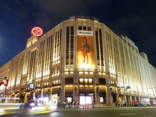 　夜の伊勢丹新宿店＝東京都新宿区