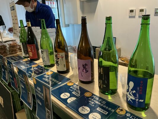 「ちょい飲み 駅角おやま」で提供された県内酒蔵の日本酒
