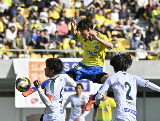 前半21分、栃木ＳＣのＦＷ五十嵐（中央）が先制ゴールを奪う＝カンセキスタジアムとちぎ、杉浦崇仁撮影