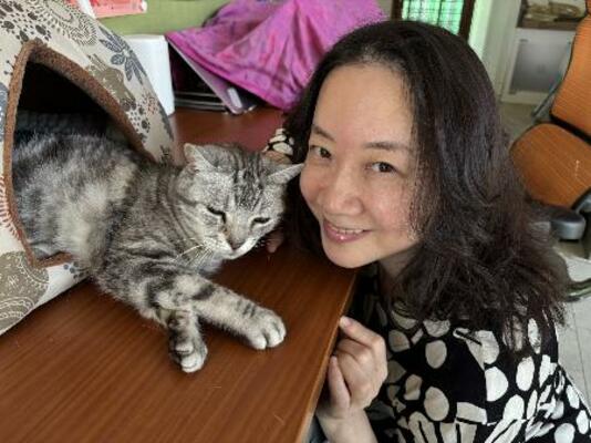 　愛猫「文治さん」に寄り添う西原理恵子＝東京都内