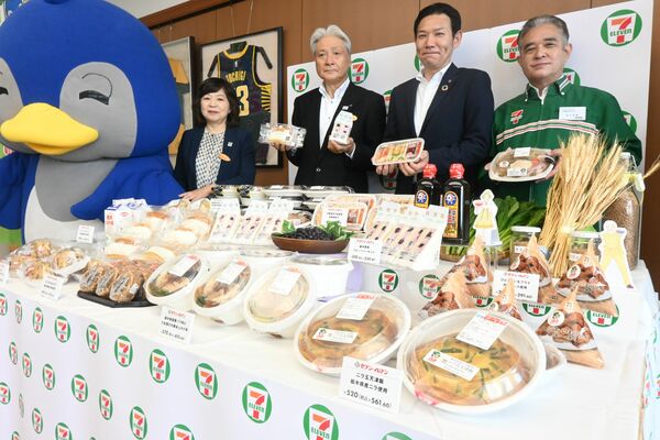 県産食材を使用した新商品を手にする福田知事（右から３人目）ら＝14日午前、県庁