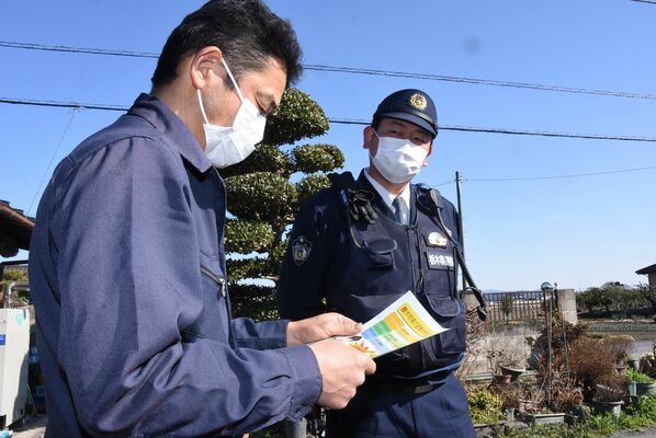 県内で相次ぐ農産物盗難について聞く横田さん（左）＝３日午後、真岡市横田