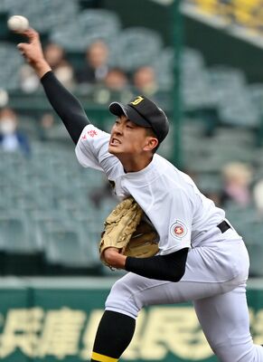 力投する石橋の入江＝甲子園