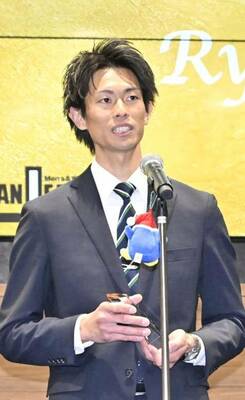 最優秀選手賞に輝き、仲間らへの感謝を述べるリーベ栃木の加藤＝都内