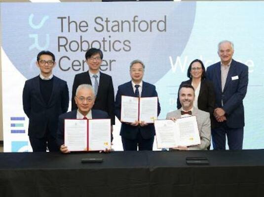 ロボット分野の協力文書の署名に立ち会ったキョウ・メイキン氏(中央)=23日、米西部サンフランシスコ(台湾経済部提供・共同)
