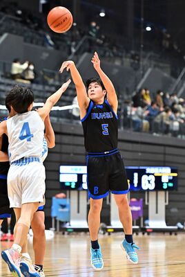 文星付男子決勝リーグ　第４クオーター１分、文星付の野口がシュートを放つ