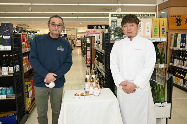 「前日光酒聖 Spring Edition」を醸した小林社長(左)とオードブル「春聖彩箱」を作った上村代表=14日午前、鹿沼市